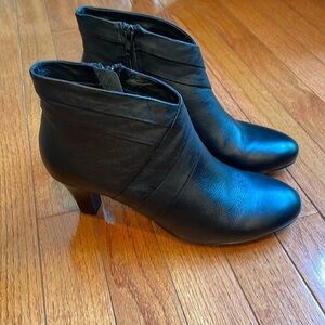 🫒 8N nwob Abeo black leather hazel booties